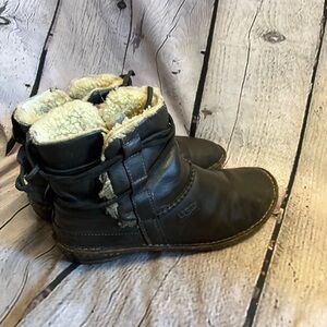 UGG Caspia Boots Black Leather Lace-up Shearling Lined Style 1932 Sz 9 Booties‎